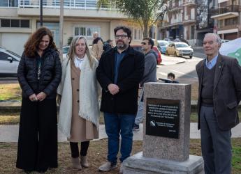 Colocación de placa conmemorativa en monolito de plaza Galicia