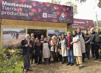 Olga Otegui recibe premio al stand de la intendencia de Montevideo en la Expo Prado 202