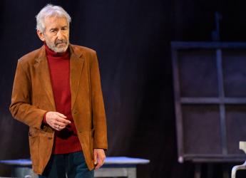 José Sacristan en Señora de Rojo con Fondo Gris