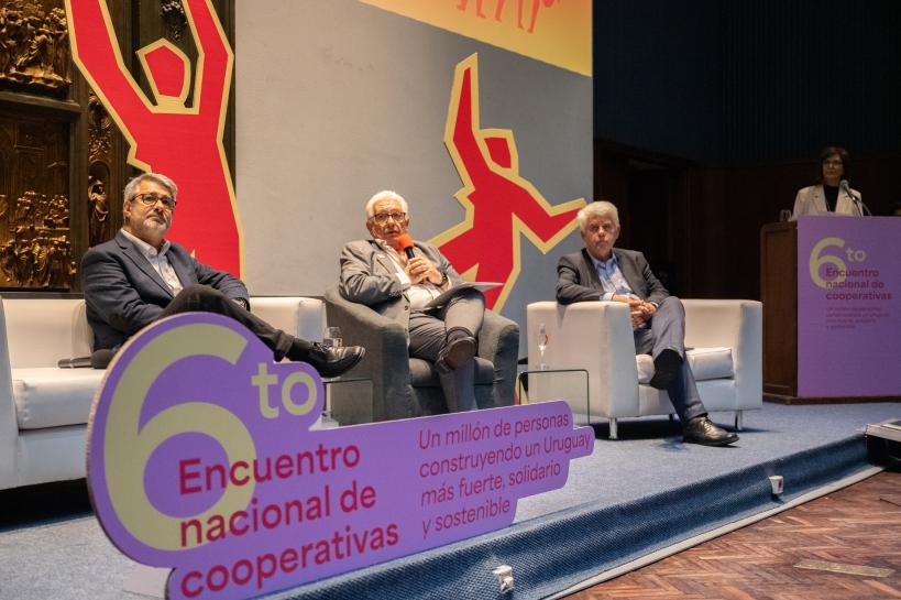 Intendente (i) Justo Onandi, participa en la mesa de apertura de