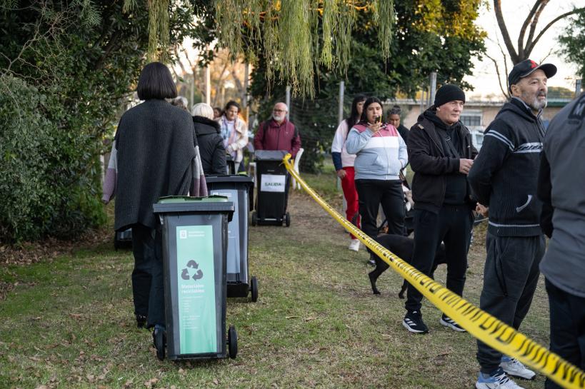 Entrega de contenedores intradomiciliarios en barrio 31 de Agost